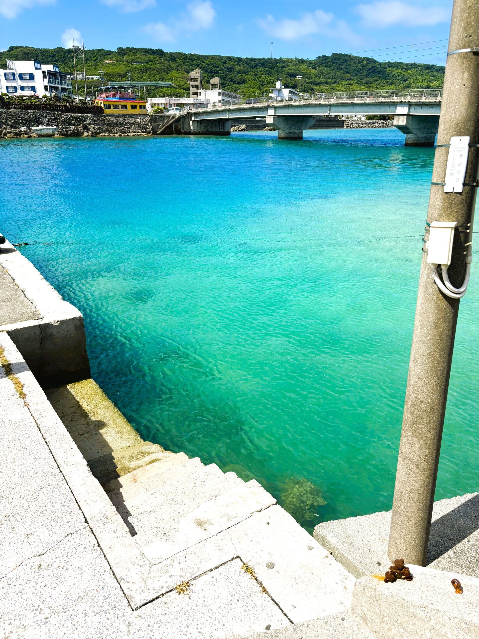 奥武島の橋と海